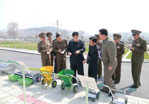 Lãnh đạo Kim Jong-un (giữa) thăm một cơ sở kinh tế ở Bình Nhưỡng