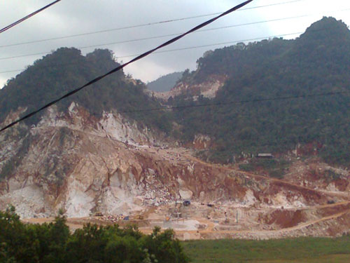 Mỏ khai thác đá trắng tại địa bàn xã Châu Hồng, H.Quỳ Hợp (Nghệ An)