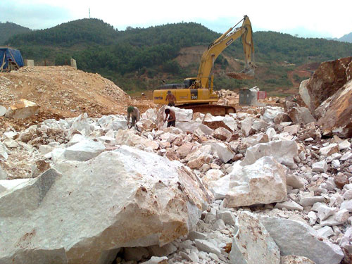 Mỏ khai thác đá trắng tại địa bàn xã Châu Hồng, H.Quỳ Hợp (Nghệ An) 2