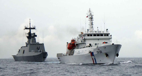 Tàu hộ tống của Lực lượng phòng vệ biển (trái) và tàu tuần duyên Đài Loan tuần tra vùng biển gần Philippines 