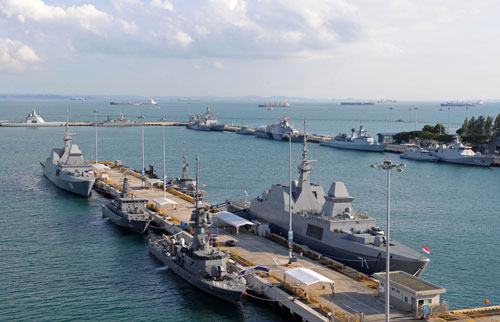 Các tàu chiến neo đậu tại căn cứ hải quân Changi để dự Triển lãm phòng vệ biển quốc tế 2013 diễn ra ở Singapore từ ngày 14-16.5
