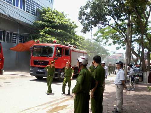 Xe chữa cháy của lực lượng PCCC công an tỉnh Hà Tĩnh có mặt kịp thời tại hiện trường 