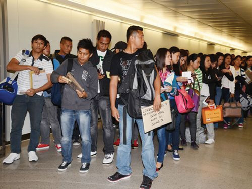 Một nhóm công nhân Philippines đến sân bay Đài Loan ngày 12.5