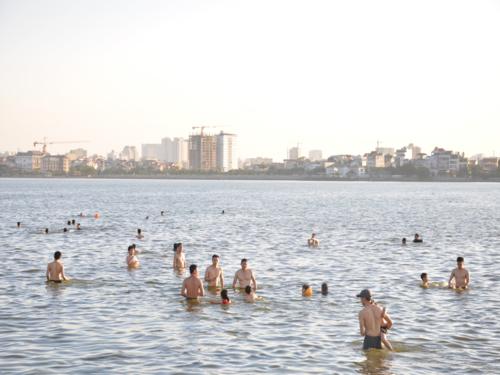 Hồ Tây biến thành hồ bơi công cộng trong những ngày đầu của đợt nắng nóng