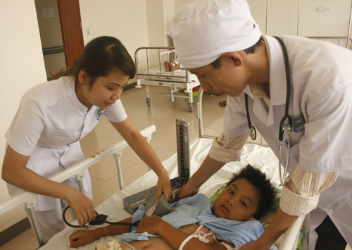 Bác sĩ và y tá BVĐK Thừa Thiên – Huế đang thăm khám cho em Phan Văn Khải (10 tuổi), một bệnh nhân quê ở xã Hải Tân, H.Hải Lăng, tỉnh Quảng Trị 