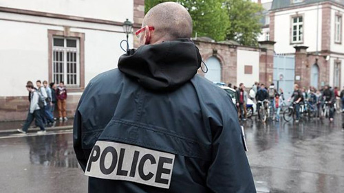 Cảnh sát canh gác một trường trung học ở Strasbourg ngày 17.5