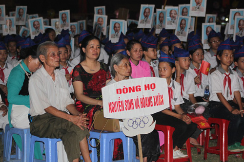 Dòng họ Nguyễn Sinh, Hoàng Xuân và rất đông người nông dân trên địa bàn Nghệ A về tham dự