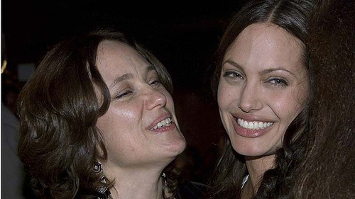 Bà Marcheline Bertrand (trái) và con gái Angelina Jolie
