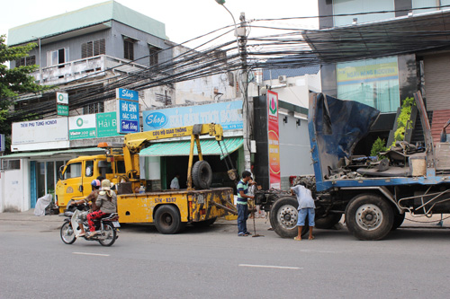 Đến 12 giờ, một xe kéo được điều tới, nhưng rồi được lệnh rời khỏi, chiếc xe bị nạn vẫn áng trước tòa nhà