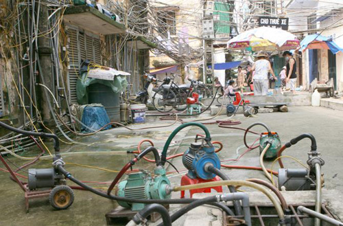 Người dân một khu tập thể ở Hà Nội bơm nước sinh hoạt
