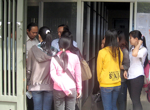 Sinh viên Trường CĐ Kinh tế kỹ thuật Sài Gòn phản ánh vụ việc với Đoàn thanh tra của Sở GD-ĐT TP.HCM ngày 22.11.2011