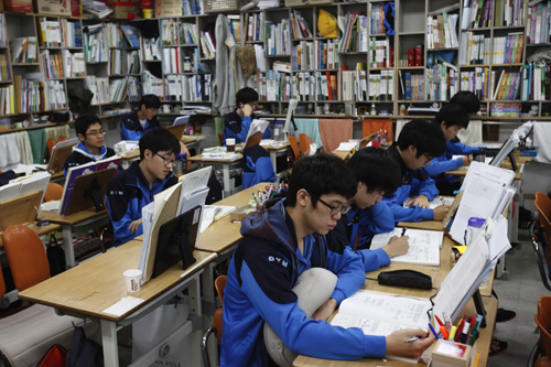 Học sinh Hàn Quốc trước đợt thi đại học năm 2012