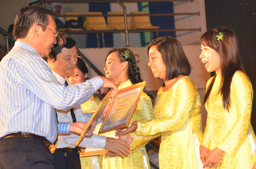 Đại diện Bộ, Sở GD-ĐT tặng giấy khen cho giáo viên Trường tiểu học Lê Ngọc Hân