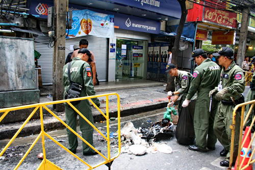 Cảnh sát Thái kiểm tra và thu dọn hiện trường