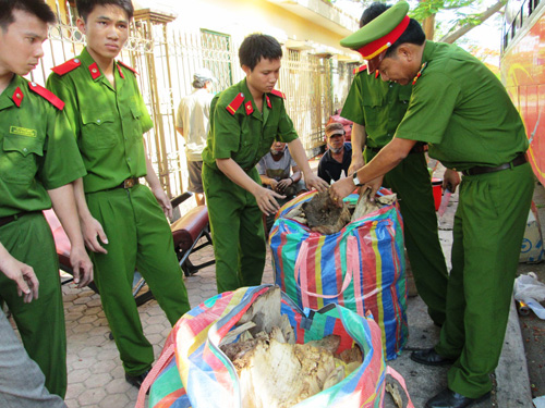 Lực lượng công an kiểm tra các bao trầm