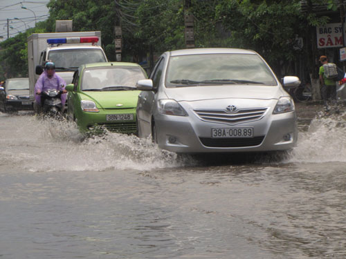 Đường phố Hà Tĩnh biến thành sông sau trận mưa lớn 1