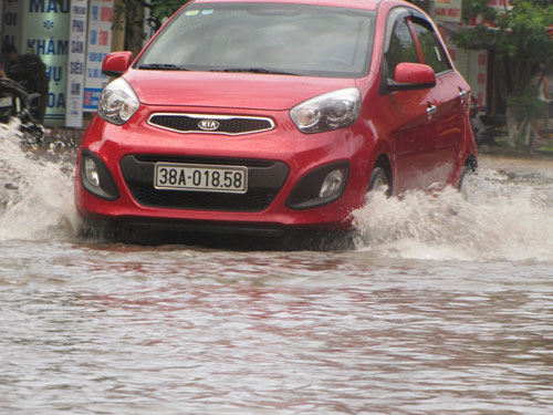 Đường phố Hà Tĩnh biến thành sông sau trận mưa lớn 2