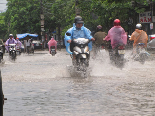 Đường phố Hà Tĩnh biến thành sông sau trận mưa lớn 3