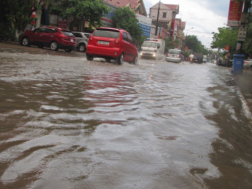 Đường phố Hà Tĩnh biến thành sông sau trận mưa lớn 4