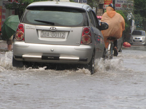 Đường phố Hà Tĩnh biến thành sông sau trận mưa lớn 5