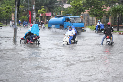 Đường phố Biên Hòa thành sông sau cơn mưa 2