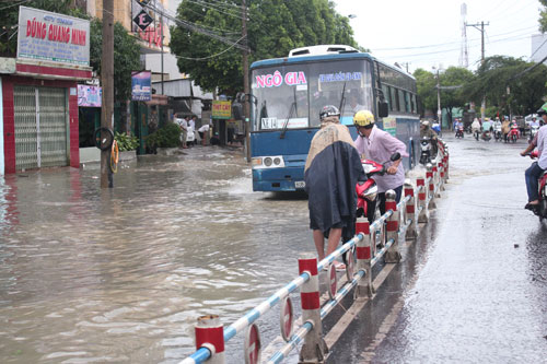 Đường phố Biên Hòa thành sông sau cơn mưa 5