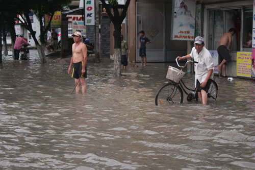 Đường phố Biên Hòa thành sông sau cơn mưa 6