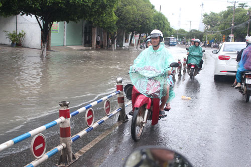 Đường phố Biên Hòa thành sông sau cơn mưa 7