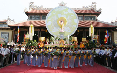 Hàng ngàn người chen chân dự đại lễ Phật đản 1