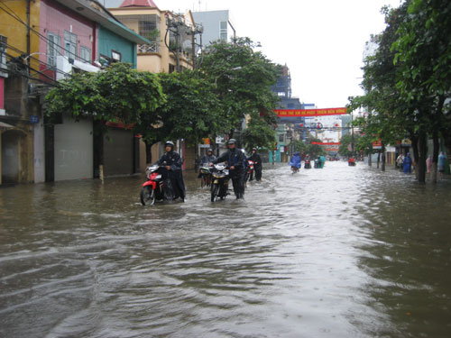 Đường phố Hải Phòng thành sông sau mưa lớn 1
