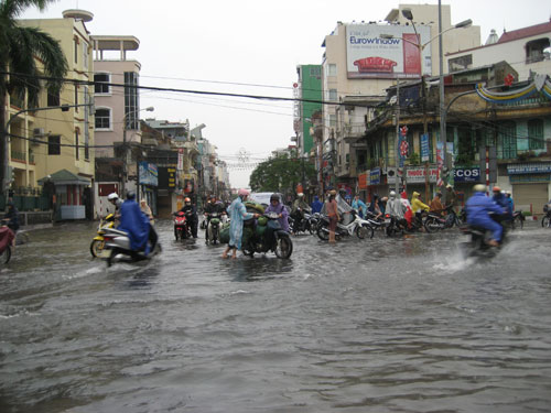 Đường phố Hải Phòng thành sông sau mưa lớn 4