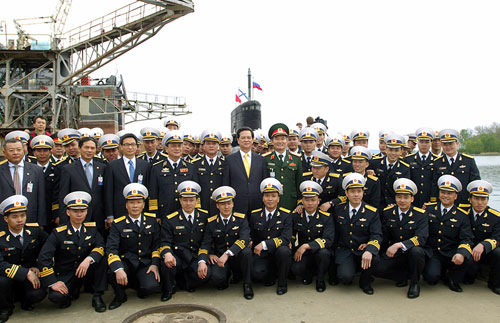 Chùm ảnh Thủ tướng thăm tàu ngầm Hà Nội 9
