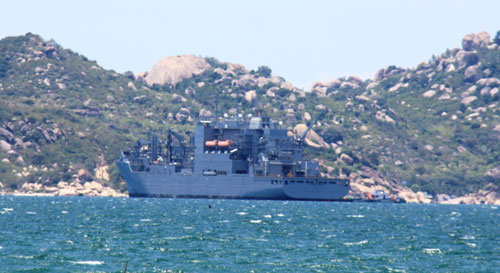 Tàu hậu cần Hải quân Mỹ vào vịnh Cam Ranh sửa chữa
