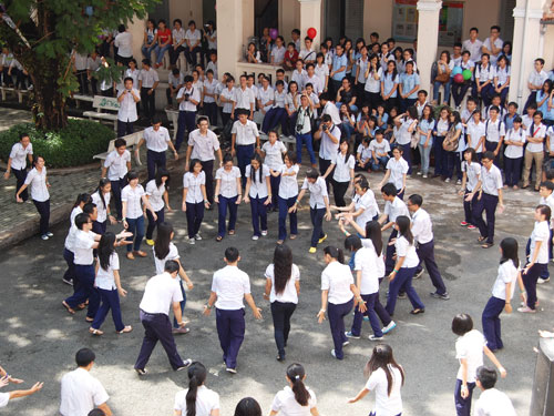 Hơn 200 học sinh nhảy ngẫu hứng chia tay trường
