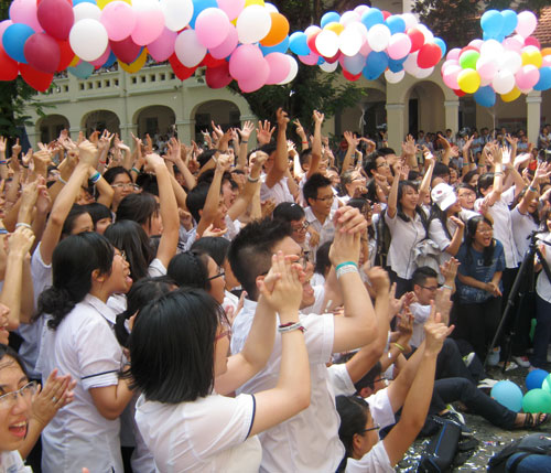 Hơn 200 học sinh nhảy ngẫu hứng chia tay trường