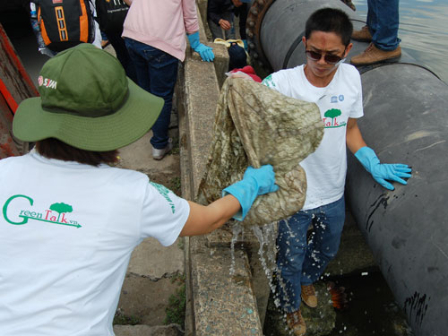 Một giờ dọn dẹp trên “dòng kênh rác” 