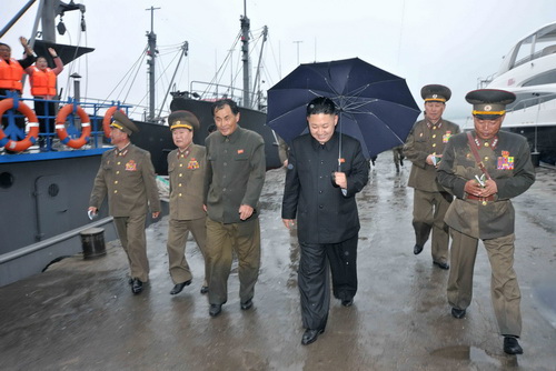 Ông Kim Jong-un tự che dù đi thị sát quân đội