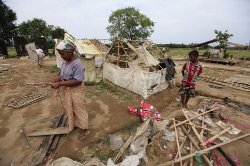 Lật tàu ở Myanmar, 150 người sơ tán tránh bão mất tích