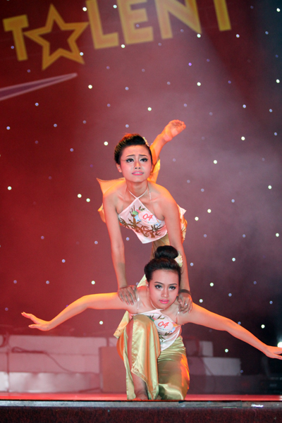 Đan Thanh - Hải Đông nhóm Song Vũ ĐH Kinh tế đoạt giải nhất với tiết mục múa Mộng Họa UD's Got Talent 2013 - Ảnh Nguyễn Tú