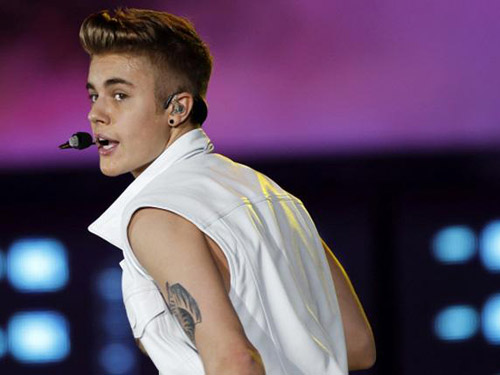 Justin Bieber bị cảnh sát “viếng” nhà vì lái xe thiếu cẩn trọng