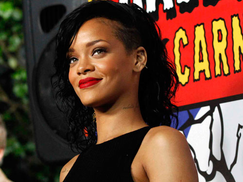 Rihanna làm mất lòng fan vì muộn giờ và hát nhép