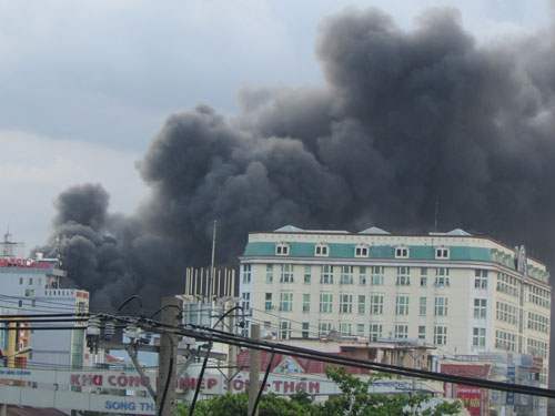 Cháy lớn tại Khu công nghiệp Sóng Thần 1