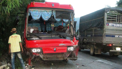Tai nạn giao thông trên đèo Bảo Lộc, 60 người thoát chết 2