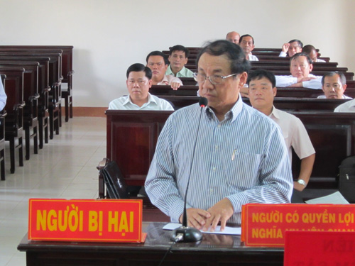 Ông Trịnh Vĩnh Bình tham gia phiên tòa với tư cách người bị hại