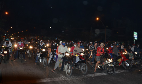 Đến tối, QL1 vẫn dày đặc xe gắn máy trở lại Sài Gòn