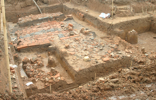 Hố khai quật khảo cổ tại Ô Chợ Dừa - nơi đã được xác định là đàn Xã Tắc 