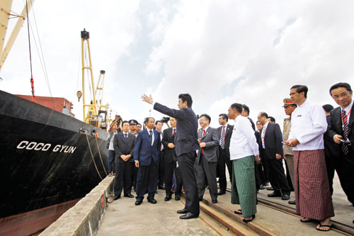 Thủ tướng Nhật mang “quà lớn” đến Myanmar