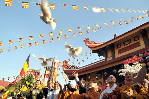 TP.HCM tổ chức đại lễ Phật đản - Phật lịch 2557 2