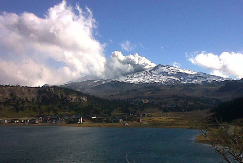 Chile, Argentina dời dân vì núi lửa 