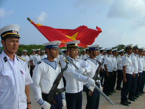 Chào cờ ở Trường Sa 